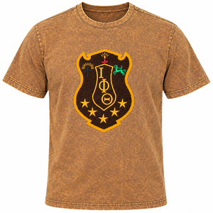 Camiseta Iota Phi Theta marrón lavada para hombre, manga corta, cuello redondo, escudo bordado, efecto vintage, camiseta informal de algodón cómoda - Product Image 3
