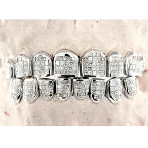 Juego completo de grillz de lujo estilo hip hop con incrustaciones de moissanita talla baguette y perlas de agua dulce, chapado en rodio con acabado en racimo, dientes de plata personalizados - Product Image 1