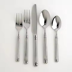 Ensemble de couverts en acier inoxydable essentiels pour la salle à manger moderne, idéal pour un style de table impeccable et une utilisation quotidienne - Product Image 5