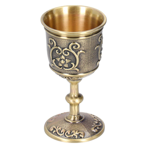 Calice d'église créatif en métal avec finition plaquée or brillant, motif floral en relief et patène ronde – Accessoires pour la liturgie - Product Image 5