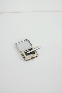 Cendrier en métal élégant fait à la main avec une finition lisse - Product Image 1