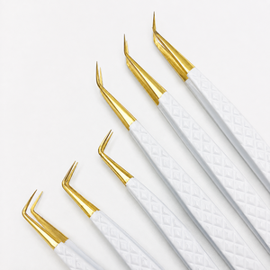 Pince à cils professionnelle en acier inoxydable texturé blanc personnalisée de qualité supérieure avec pointe dorée pour extensions de cils volume - Product Image 6