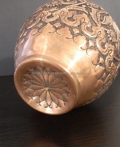 Florero de Metal con Diseño Grabado a Mano Florero Pequeño para Mesa de Boda Centro de Mesa y Decoración del Hogar por Azora Industries - Product Image 4