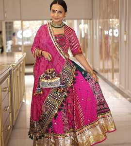 Lehenga Choli en coton mousseline rose avec dupatta, tenue de mariage indienne traditionnelle, imprimé numérique, véritable travail de miroir, bordure en dentelle Lampi - Product Image 1