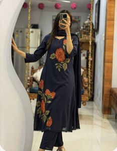 Mejora tu Armario Étnico con este Elegante Conjunto de Salwar Kameez de Diseñador, Confeccionado con Tela Premium 60% Algodón, Estilo Moderno, Secado Rápido - Product Image 2