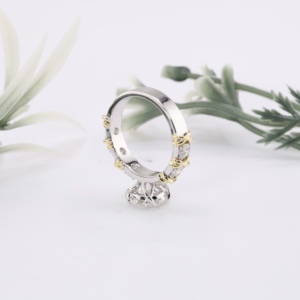 Anillo de Compromiso de Lujo con Diamante Cultivado en Laboratorio, Corte Brillante Redondo, Anillo de Boda Nupcial con Motivo de Cruz en Oro de Dos Tonos - Product Image 4