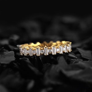 Anillo de eternidad con diamantes baguette y redondos en oro de 14K, anillo de boda alternado, eternidad completa, apilable, regalo de aniversario nupcial para ella - Product Image 1