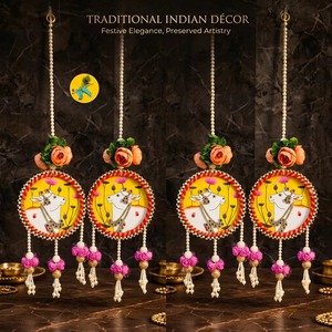 Guirlande suspendue artisanale traditionnelle Pichwai avec médaillon de vache, accents de roses en plastique, pompon de perles, décoration de luxe pour mariage indien et maison - Product Image 2