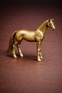 Statue de cheval décorative en laiton pour centre de table, idéale pour les réceptions de restaurant et la mise en scène élégante des tables d'événements - Product Image 3