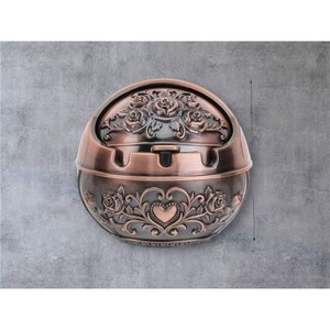 Cendrier de bureau rond en laiton vintage avec motif de rose pour usage domestique, magnifiquement conçu par HRCRAFTVERSE - Product Image 4
