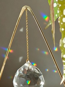 Esfera de Cristal Transparente Moderna, Atrapasueños de Cristal Pulido, Adorno Colgante con Base de Madera y Soporte de Cobre para Decoración del Hogar, de la India - Product Image 6