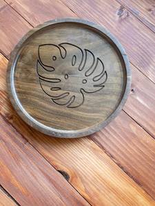 Bandeja de Nogal con Hoja de Monstera Tallada - Acabado Lacado Portátil Multifuncional para Decoración del Hogar, Joyería y Bebidas - Product Image 1
