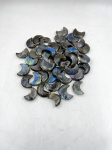 Chakralume - Piedra Curativa de Labradorita Natural Tallada en Forma de Luna Creciente, Pulida a Mano, para Meditación, Reiki y Energía de Chakras - Product Image 4