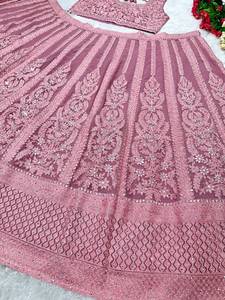 Ensemble Lehenga en Faux Georgette avec broderie de créateur, orné de miroirs et de diamants, accompagné d'un chemisier et d'un dupatta en Faux Georgette - Product Image 4