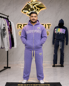 Ensemble de survêtement personnalisé pour homme, violet, avec motif graphique, en molleton premium, comprenant un sweat à capuche zippé et un pantalon de jogging, imprimé sur toute la surface, style streetwear, marque privée - Product Image 1