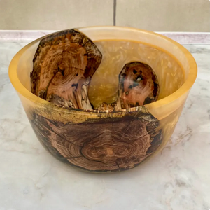 Bol décoratif pour fruits, fait main en bois avec grain naturel et finition résine, design Wabi Sabi, pour servir les aliments et offrir en cadeau - Product Image 1