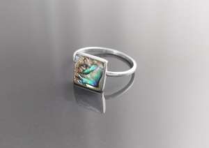 แหวนเปลือกหอยเป๋าฮื้อ เงินแท้ 925 ดีไซน์สี่เหลี่ยมเรียบง่าย สะท้อนแสงสีฟ้าเขียวธรรมชาติ เครื่องประดับที่ไม่เหมือนใคร - Product Image 3