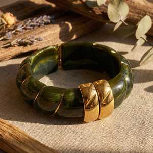 Brazaletes de Resina Hechos a Mano con Diseño Curvo Grabado y Moldura de Latón por Universal Overseas - Product Image 5