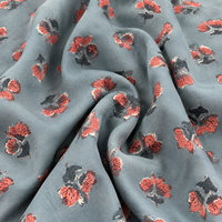 Tissu en coton imprimé floral bleu gris avec motif de fleurs rose corail, textile doux et respirant pour la confection de kurtis et de dupattas.