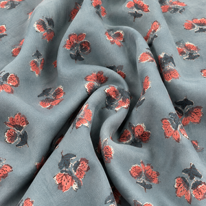Tela de algodón estampada con flores azulgrises y motivo de flores en rosa coral, textil suave y transpirable para confección de kurtis y dupattas. - Product Image 4