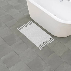 Tapis de bain rectangulaire en coton blanc, antidérapant, style scandinave, bordure tissée à pompons, lavable en machine, pour usage domestique - Product Image 1