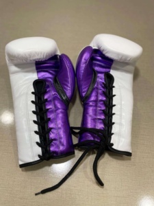 Gants de boxe professionnels personnalisés de qualité supérieure, couleur violet et blanc, en cuir de vachette véritable à 100 %, avec lacets. - Product Image 3