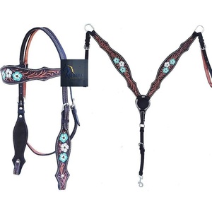 Conjunto de cabezada y pechera para caballo estilo western, de cuero negro con adornos florales, turquesa y flores blancas, para rodeo. - Product Image 1