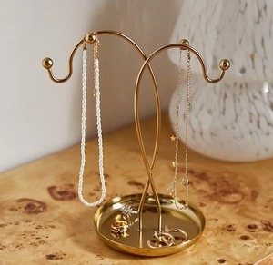 Support à bijoux en métal durable avec design multi-niveaux pour la maison, pour le rangement et la présentation de colliers, bracelets et bagues - Product Image 1