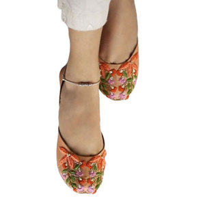 Approvisionnement direct usine – Nouveau style de Khussa pour femme, haute qualité, tendance mode, antidérapant, imprimé, dessus en soie brute, personnalisable, en stock - Product Image 1