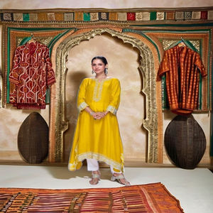 Soie de qualité supérieure attrayante avec broderie Kurti Pant Femme Fabrication de mode et fournisseur de l'Inde au taux le plus bas - Product Image 1