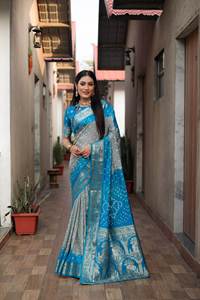 Sari en soie Bandhej authentique avec bordure tissée Zari, pallu en tissu et accentuation en tissu, et chemisier en soie Dola assorti – Vêtement régional NX HINI DC - Product Image 6