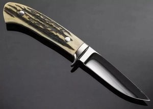 มีดล่าสัตว์ปลายแหลมสแตนเลส พร้อมด้ามลายเขากวาง และปลอกหนังสีน้ำตาล - Product Image 4