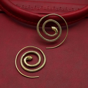 Boucles d'oreilles spirales en laiton plaqué or, thème animal, bijoux artisanaux en métal, forme irrégulière, technique de moulage - Product Image 5