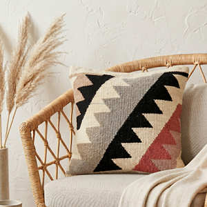 ปลอกหมอนอิงลายกิลิมสีเขียวทำจากผ้าปอกระเจาและผ้าฝ้าย พร้อมลายเชฟรอน สำหรับตกแต่งภายในสไตล์ออร์แกนิก โมเดิร์น โคสตัล และรัสติก - Product Image 2