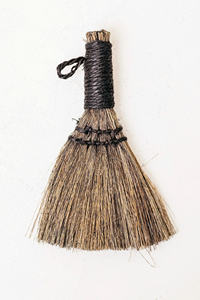 Escoba de hierba suave con mango de madera - Escoba TIGER portátil, ecológica y multifuncional con fibras de hierba mejoradas - Product Image 2