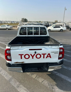 Toyota Hilux 2.7L Gasolina, Modelo 2025, Usada, de Alta Calidad, Perfecta, Lista para Usar, con Garantía de 3 Años, Lista para GCC - Product Image 4