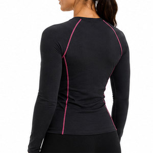 Camiseta Deportiva de Compresión para Mujer con Tejido de Alto Rendimiento, Propiedades de Absorción de Humedad y Diseño Atlético Cómodo - Product Image 4