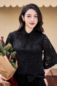 Blusa de Encaje Floral Negra para Mujer, 100% Poliéster, con Detalle de Lazo, Cuello con Muescas, Media Manga, Dobladillo Festoneado, Estilo Femenino CARTER - Product Image 4