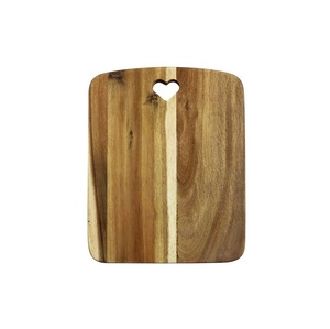 Planche à découper fonctionnelle en bois pour la préparation culinaire, la manipulation des ingrédients, la découpe, le tranchage, la découpe en dés, la découpe en forme, la cuisson et le service en cuisine - Product Image 3