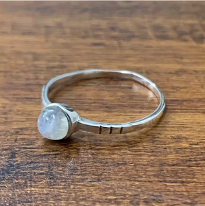 Unisex 925 Sterling Silver <b>Moonstone</b> <b>Ring</b> (1.4 Grams) Light Weight Minimalist Everyday Wear Gift Jewelry Accessories - Product Image 2