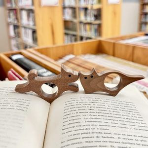 Soporte de Páginas de Libro de Madera Ecológico Hecho a Mano con Acabado Pulido, Forma Personalizada, Soporte para Pulgar, Adorno de Escritorio, Accesorio de Lectura - Product Image 1