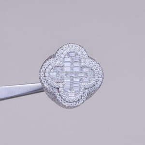 Anillo de compromiso de moissanita con corte baguette y diseño de trébol, estilo hip hop, de lujo, de plata de ley 925 con baño de rodio, joyería de regalo de boda con incrustaciones. - Product Image 2