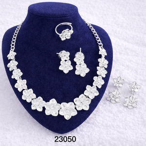 ชุดเครื่องประดับ MOLL JEWELLERS สไตล์อินเดียทันสมัย ชุบทอง 24K ทำจากโลหะผสมสังกะสี ประดับด้วยดอกไม้และเพชรซิร์คอน สร้อยคอพร้อมต่างหู สำหรับผู้หญิง เหมาะสำหรับงานหมั้น งานแต่งงาน และงานเลี้ยง - Product Image 1