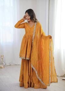 Conjunto Sharara de Diseñador para Fiestas con Trabajo de Espejos y Dupatta de Encaje - Product Image 4