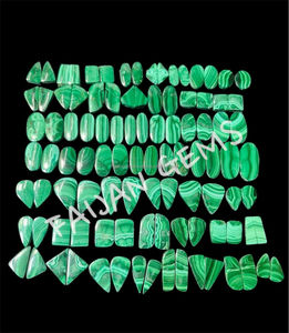 Cabujón de piedras preciosas sueltas de malaquita natural pulido en formas y tamaños mixtos para la fabricación de colgantes de joyería - Product Image 3