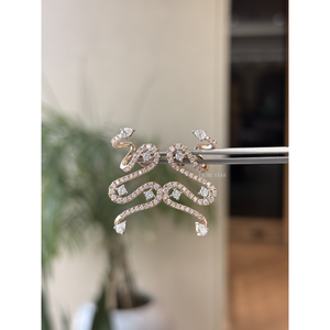 Boucles d'oreilles pendantes en or serpentine avec diamants de laboratoire 1,65 carat, motif serpent pavé, bijoux de créateur minimalistes et audacieux pour femme, hypoallergéniques - Product Image 2