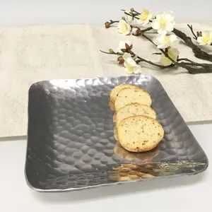 Plateau de vanité artisanal en métal doré pour parfums, bijoux, cosmétiques, salle de bain, chambre à coucher, coiffeuse et organisation de la maison de luxe - Product Image 3