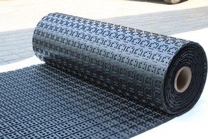 Rouleau de tapis en caoutchouc industriel antidérapant et drainant pour les entrées, les garages, les ateliers et les salles d'attente - Product Image 1