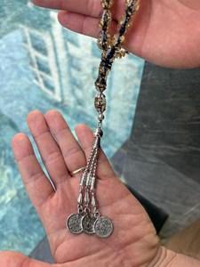 Tasbih artisanal éco-responsable en résine époxy, 33 perles, religieux bouddhiste, porte-clés rond noir à motifs dorés, Misbaha avec pompon - Product Image 2