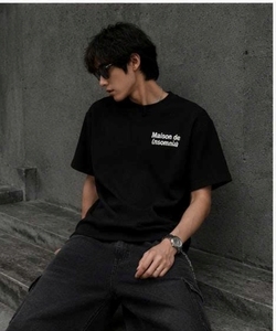 เสื้อยืดสตรีทแวร์ผู้ชาย คอกลม แขนสั้น พิมพ์ลายกราฟิก พร้อมโลโก้แบบกำหนดเองบนผ้าฝ้าย - Product Image 1